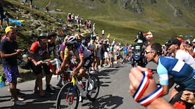 Egan Bernal en un ascenso del Tour de Francia 2026