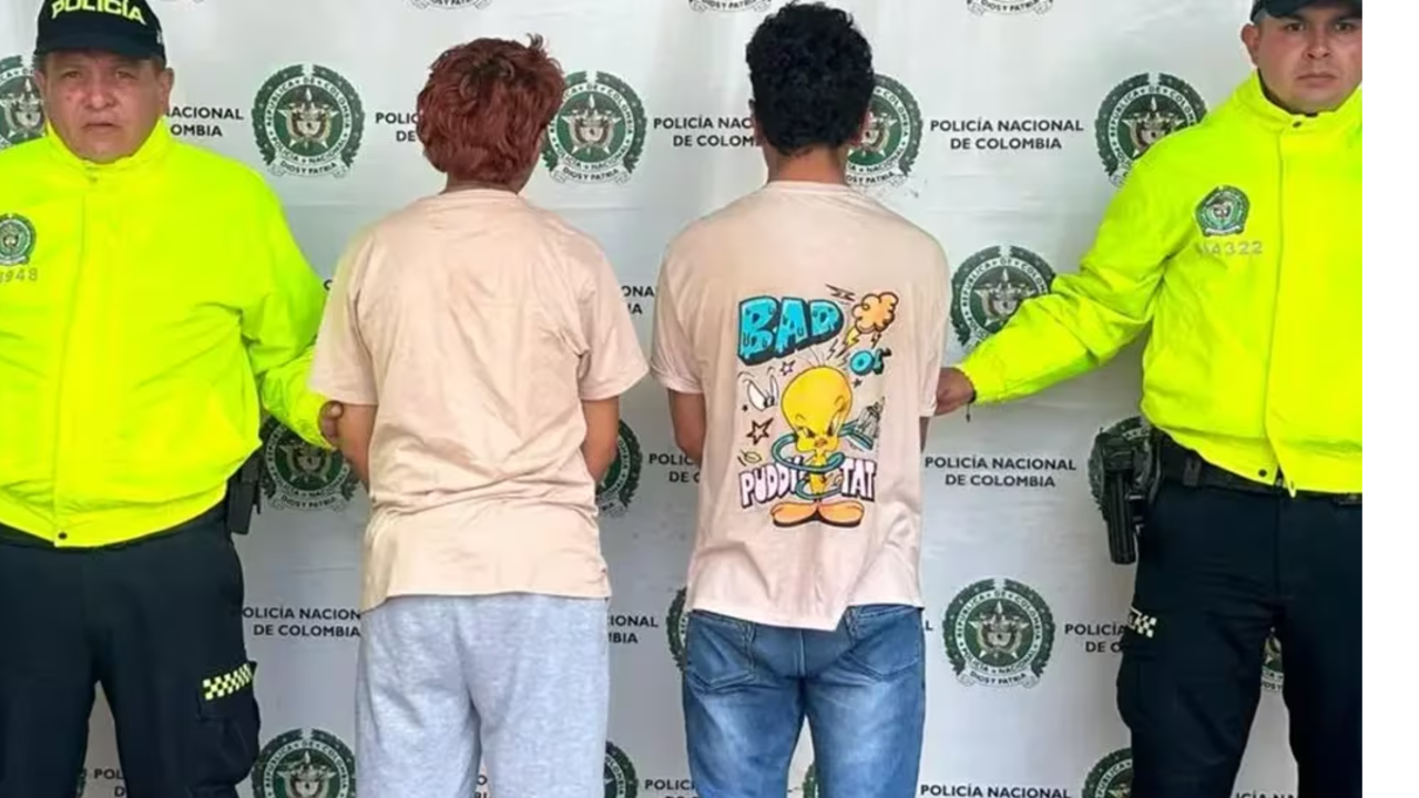 Según la investigación de las autoridades, la víctima fue identificada como Edilberto Galindo Villalba, de 47 años de edad, y los detenidos fueron su hijo, el presunto autor del crimen, y la novia de él.