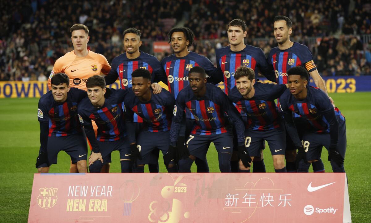 Soccer Football - LaLiga - FC Barcelona v Getafe - Camp Nou, Barcelona, Spain - January 22, 2023 FC Barcelona players pose for a team group photo before the match behind a banner in reference to the Chinese Lunar New Year REUTERS/Albert Gea