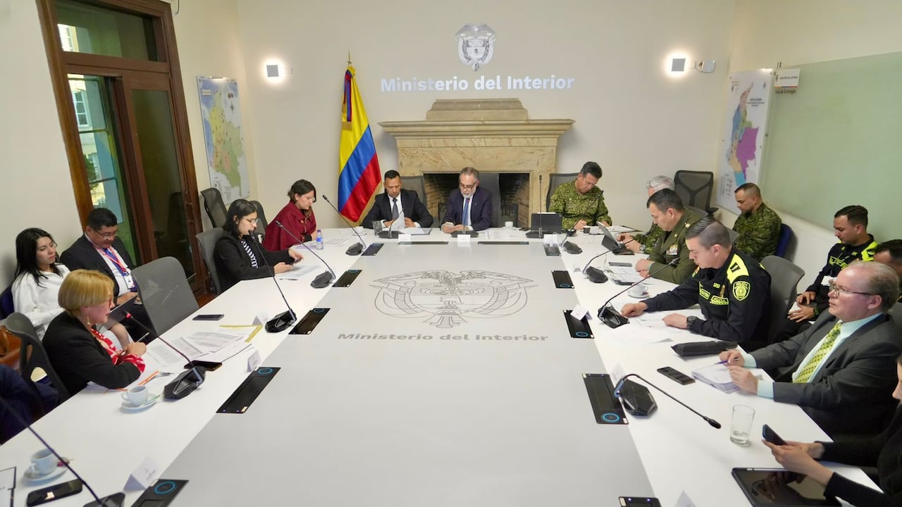 Encuentro de los ministros Armando Benedetti y Pedro Sánchez en el marco del Comité de Revisión de Medidas de Protección Electoral.