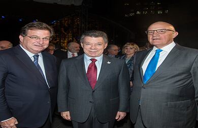 Jaime Gilinski, Juan Manuel Santos y Josep Oliu