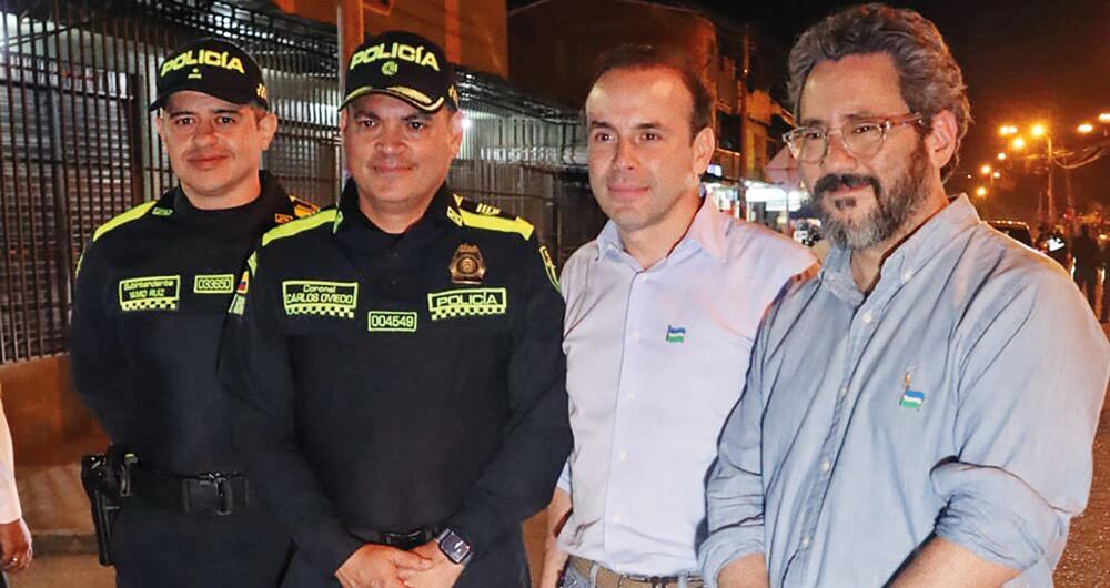    El coronel Carlos Germán Oviedo Lamprea junto al alcalde de Cali, Alejandro Éder, y al secretario de Seguridad de Cali, Jairo García (derecha), en operativos en diferentes puntos de la ciudad, donde se desarrollará la estrategia para lograr bajar la tasa de asesinatos. 
