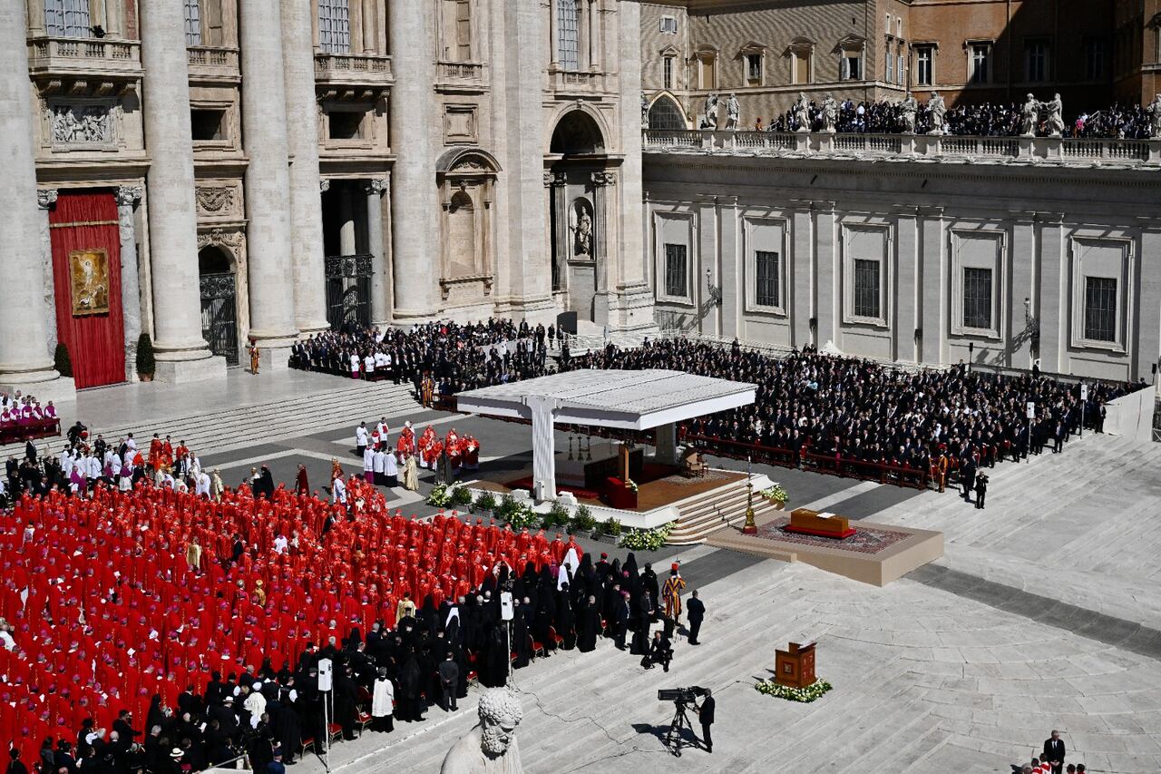 El féretro del pontífice yace en la plaza de San Pedro, dando inicio a la Misa Exequial.