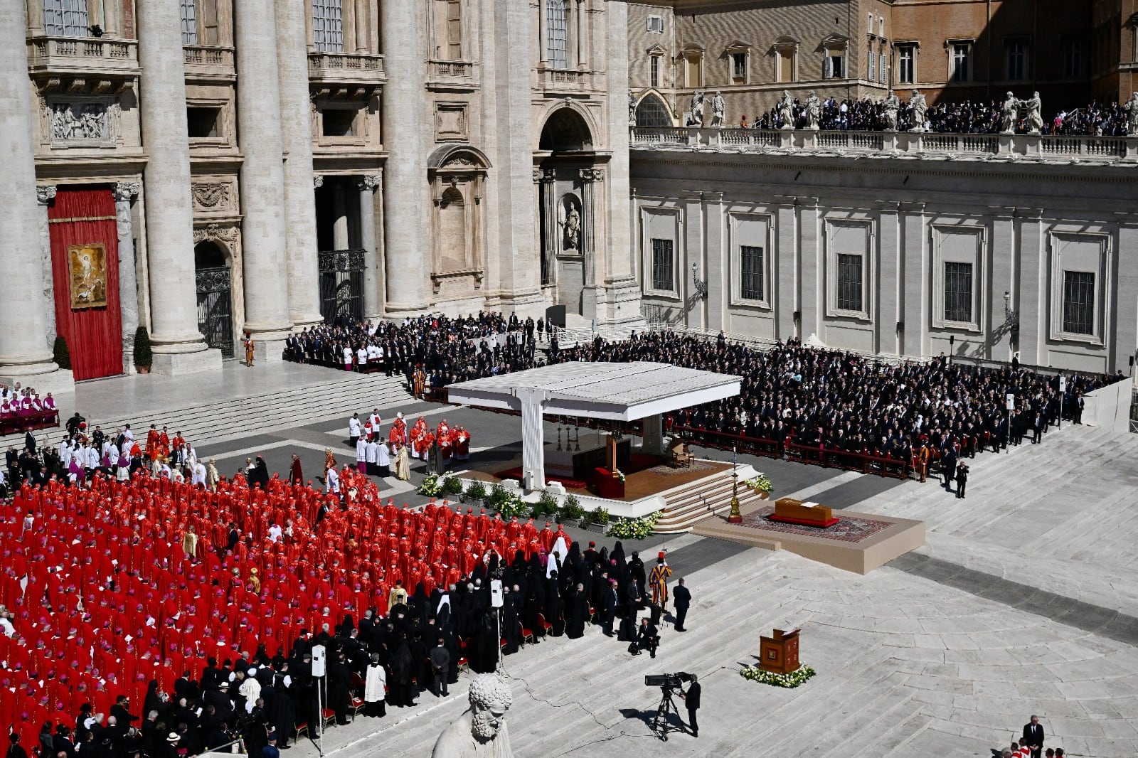 El féretro del pontífice yace en la plaza de San Pedro, dando inicio a la Misa Exequial.