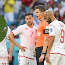 Daniel Siebert, juez del partido tuvo una acción polémica en el juego entre Túnez y Australia.