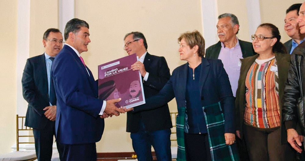 Baja cobertura, desigualdad entre hombres y mujeres y entre los trabajadores formales e informales, así como un abultado gasto público en pensiones, es lo que caracteriza al sistema que ahora se pretende cambiar. Sin embargo, el camino de la reforma no es fácil.