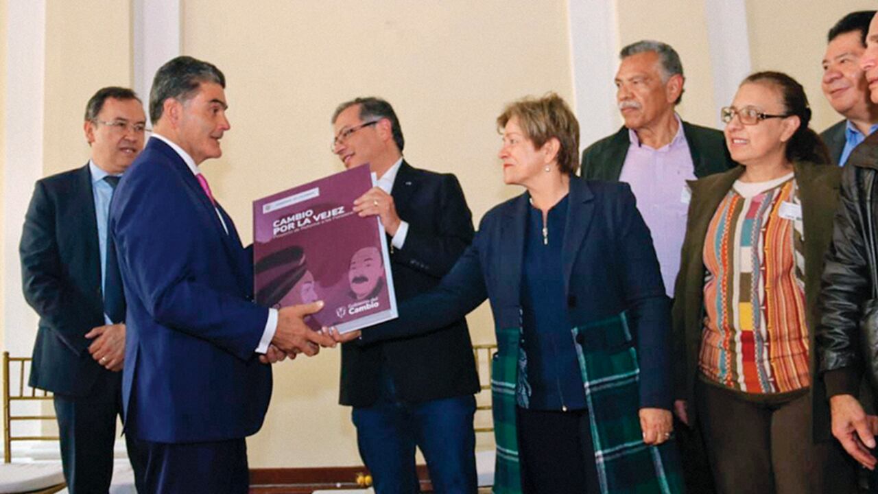 Baja cobertura, desigualdad entre hombres y mujeres y entre los trabajadores formales e informales, así como un abultado gasto público en pensiones, es lo que caracteriza al sistema que ahora se pretende cambiar. Sin embargo, el camino de la reforma no es fácil.