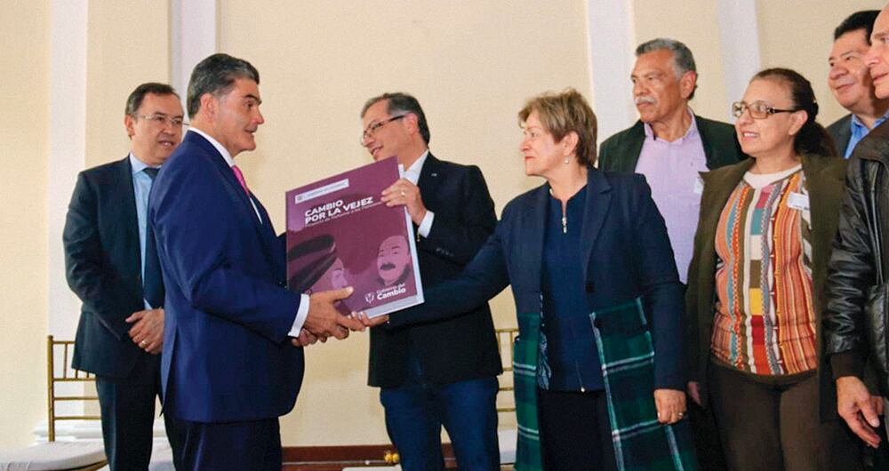 Baja cobertura, desigualdad entre hombres y mujeres y entre los trabajadores formales e informales, así como un abultado gasto público en pensiones, es lo que caracteriza al sistema que ahora se pretende cambiar. Sin embargo, el camino de la reforma no es fácil.