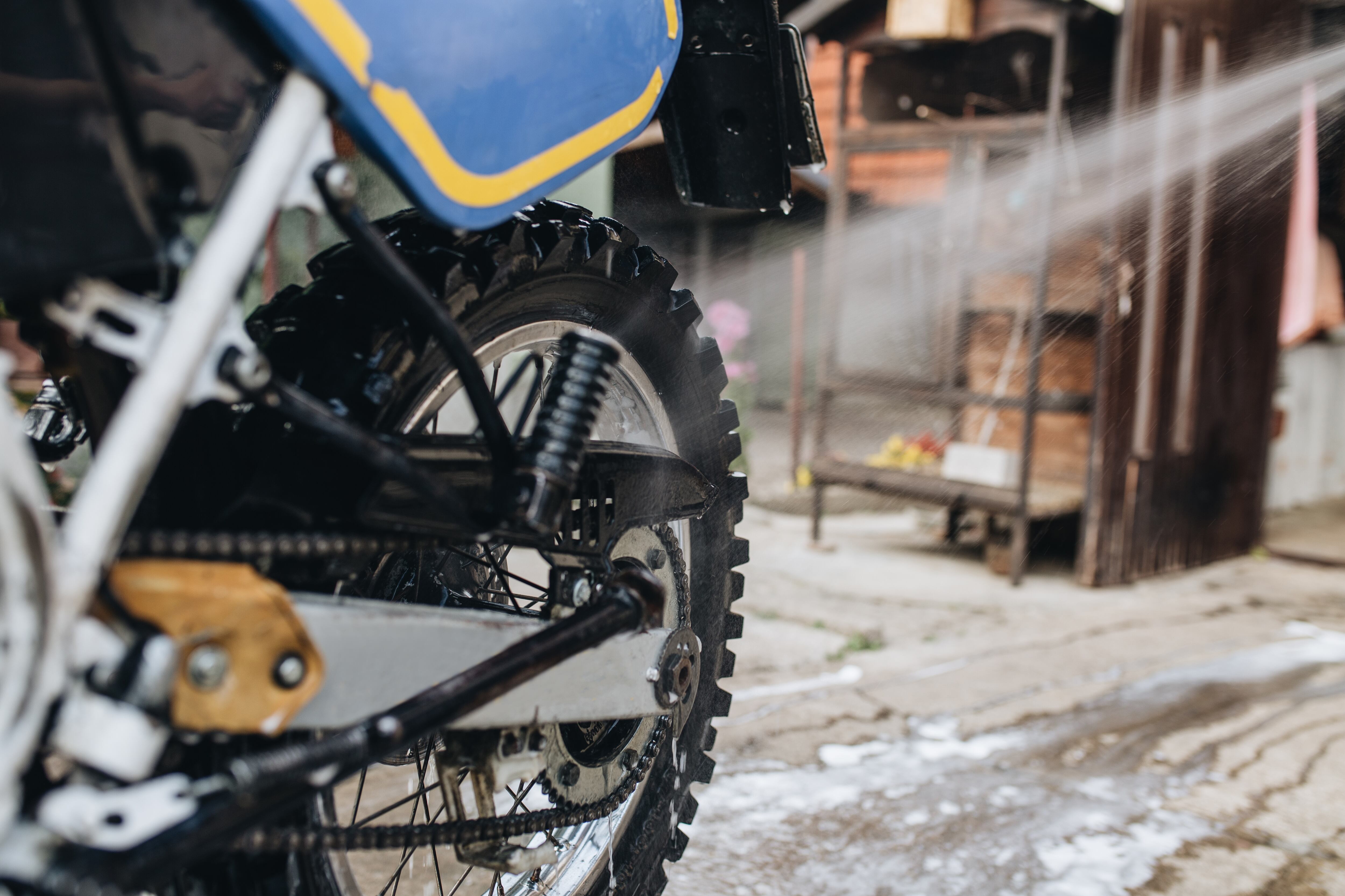 Lavar una moto debe hacerse de forma correcta para evitar fallos electrónicos y mecánicos.