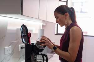 La cafetera es popular por su practicidad para preparar el café.