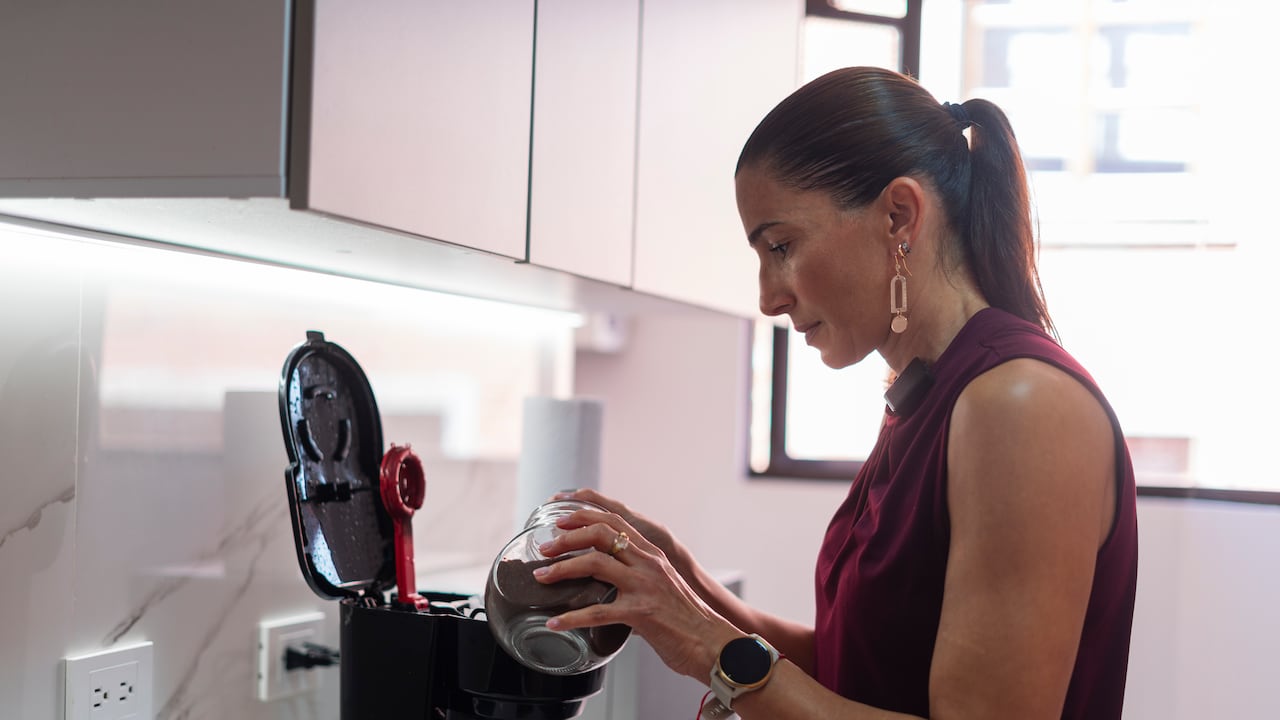 La cafetera es popular por su practicidad para preparar el café.