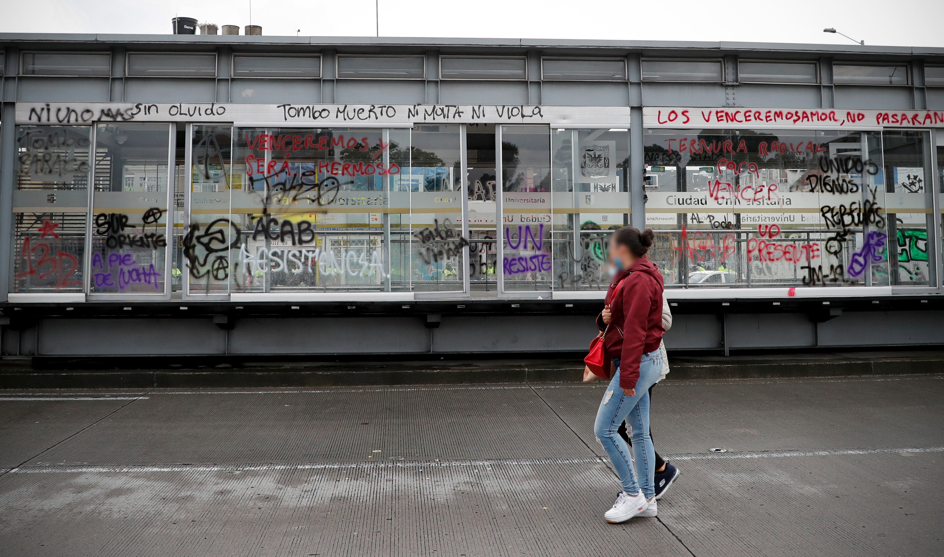 Vandalismo en estación Ciudad Universitaria de Transmilenio durante las marchas del aniversario de las protestas del 28 de abril
Bogotá 28 de abril del 2022
foto Guillermo Torres / Semana