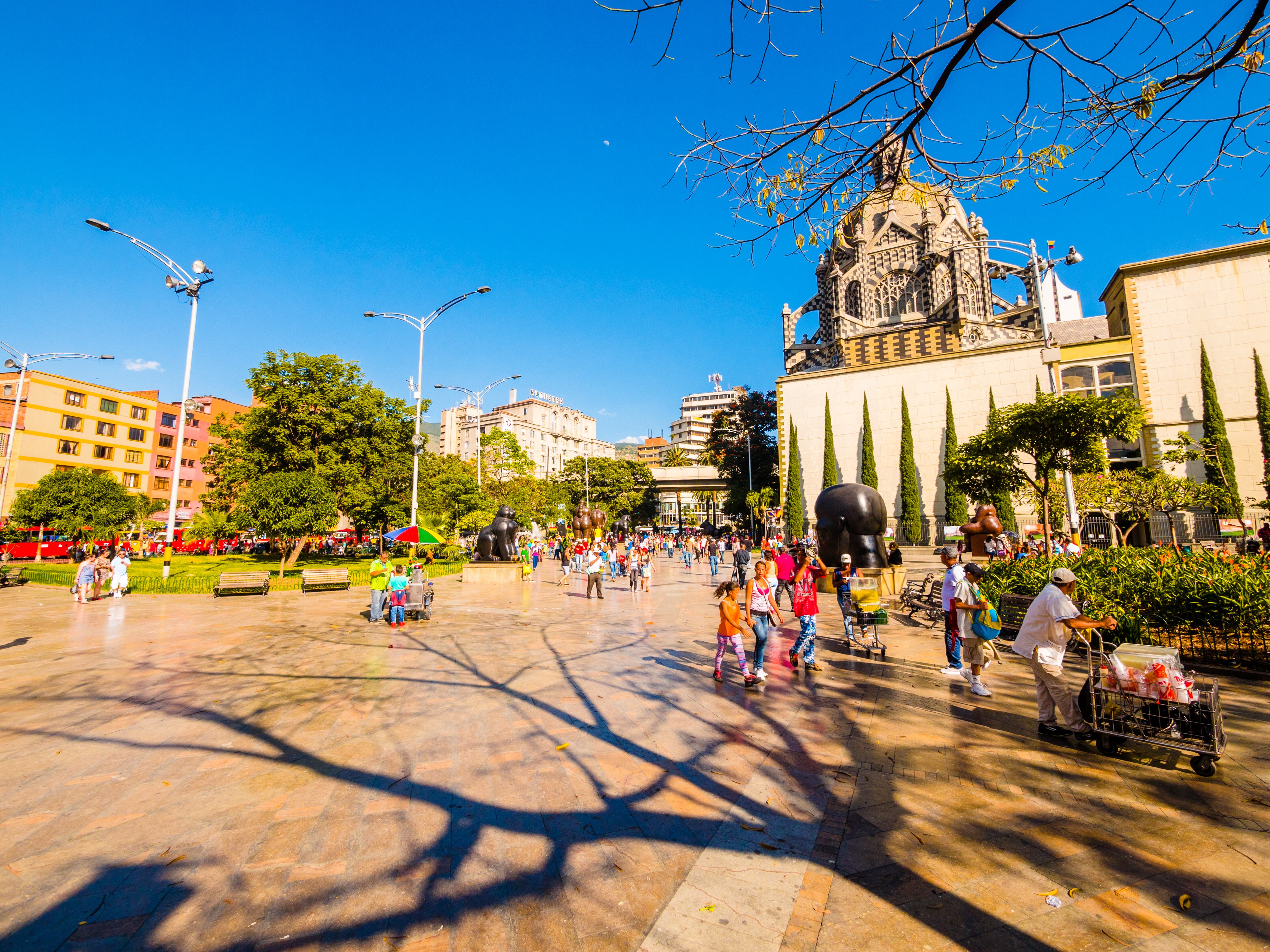 La plataforma digital retiró más de 150 alojamientos en Medellín, entre los que se encontraban hospedajes que incumplían la prohibición estricta del trabajo y el turismo sexual.