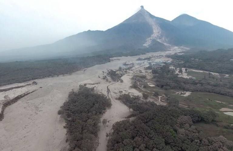La foto,  publicada por la Policía Nacional de Guatemala, muestra una vista aérea del área alrededor de Volcán Fuego después de una erupción en Guatemala. AFP