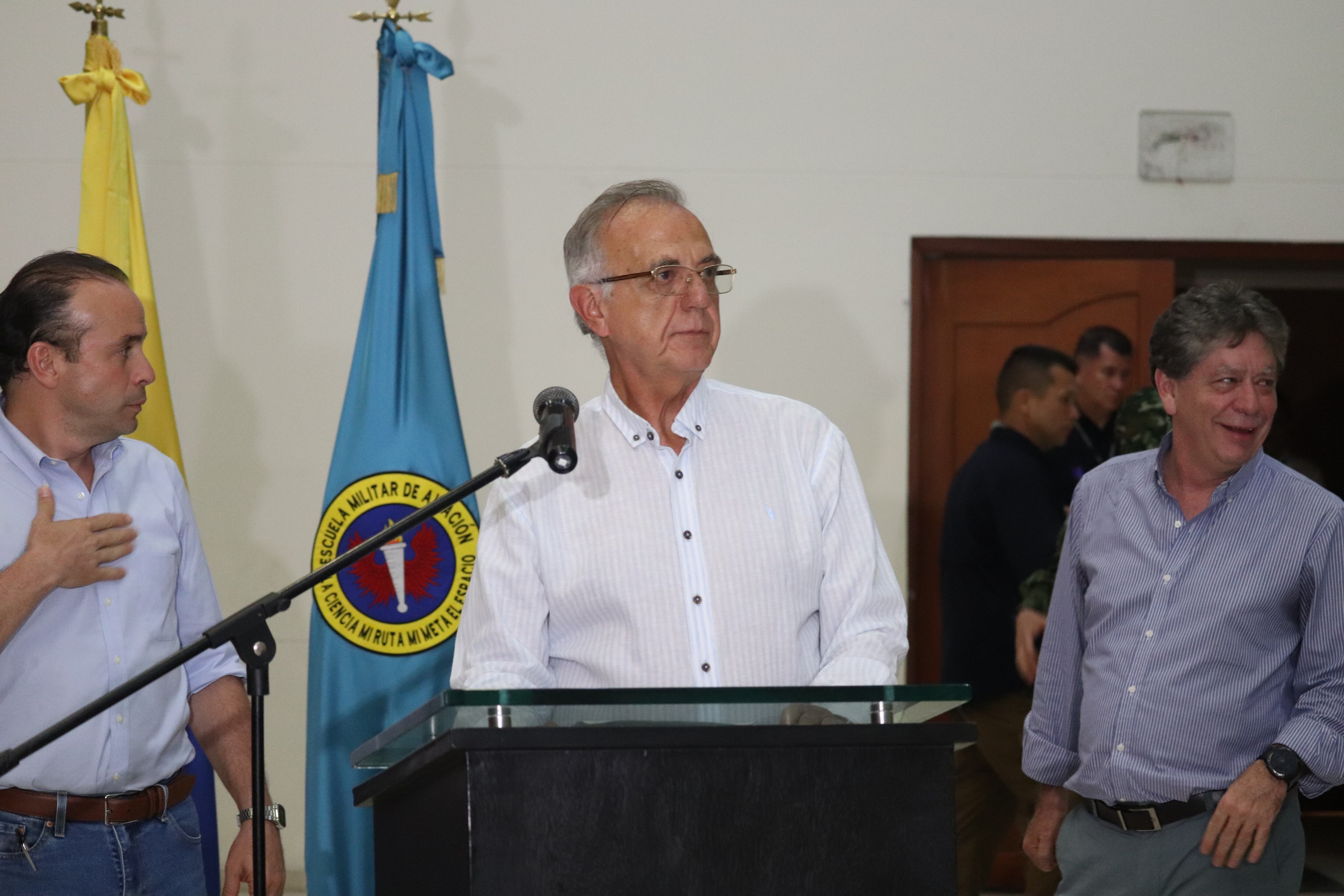 Reunión del ministro de defensa Iván Velásquez con los gremios Vallecaucanos. lo acompañan el alcalde de Cali Alejandro Eder y el presidente de la ANDI Bruce Mc master