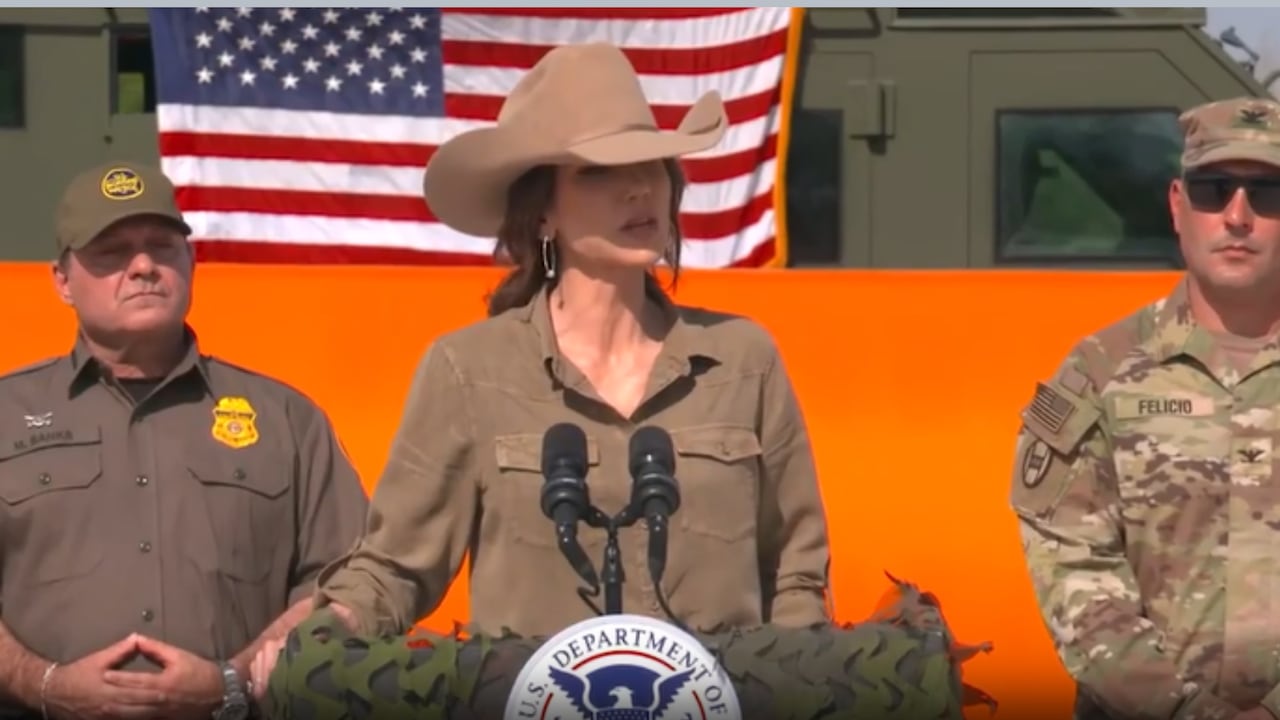 La secretaria de Seguridad Nacional, Kristi Noem, calificó como “terrorismo doméstico” el presunto ataque contra agentes del ICE durante un operativo en Minneapolis.