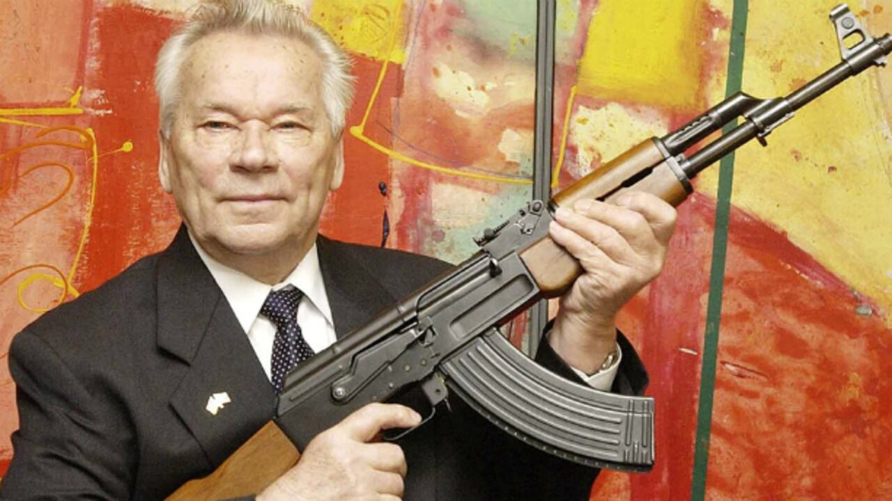 Mikhail Kalashnikov con su famoso rifle, el AK-47. Foto: A.P.