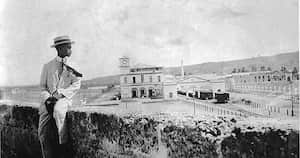 Un muchacho sentado sobre la muralla de la Torre del Reloj. Circa 1925. Autor anónimo.