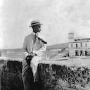 Un muchacho sentado sobre la muralla de la Torre del Reloj. Circa 1925. Autor anónimo.