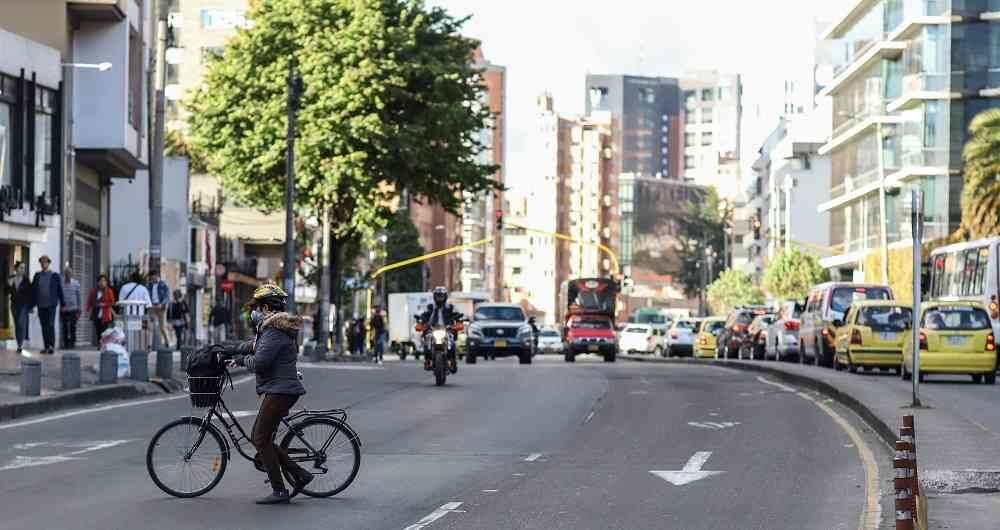 El proyecto de una troncal de TransMilenio por la Carrera séptima fue cambiado por un corredor verde en la Administración de Claudia López, congelando los $2 billones de presupuesto, logrando que los oferentes retiraran sus propuestas y se levantaran las medidas cautelares del proyecto.