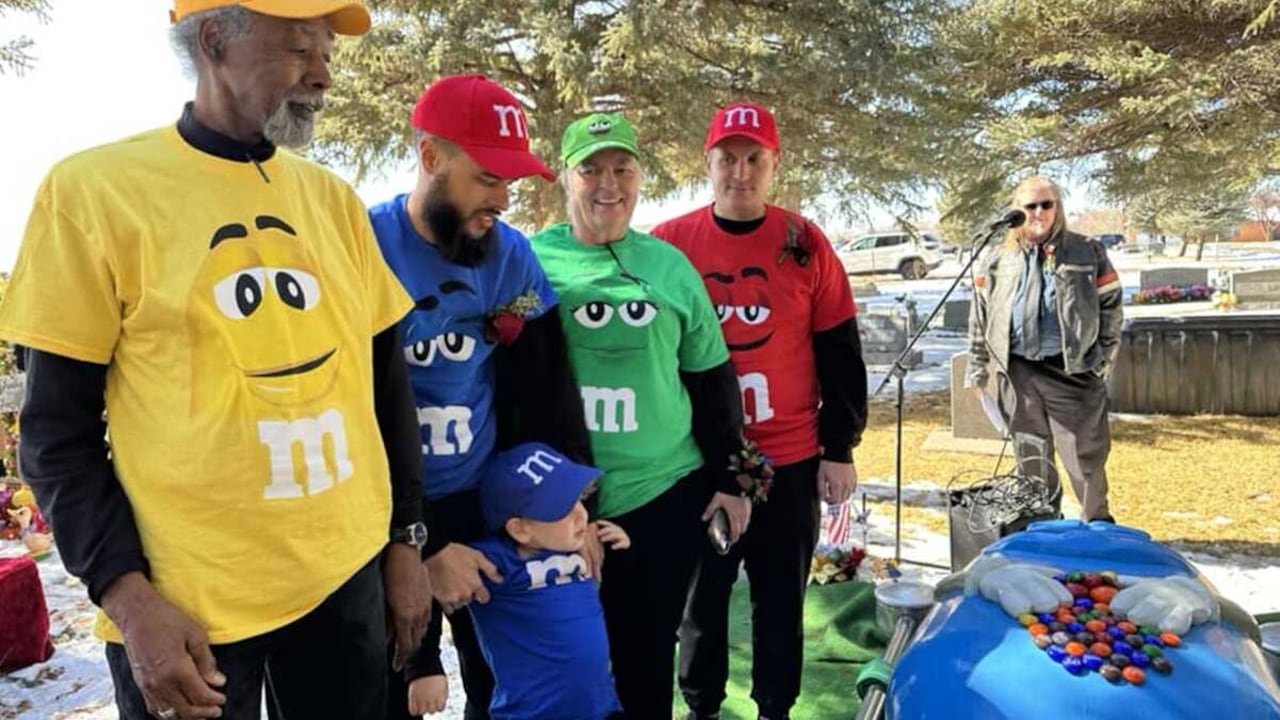 Mujer pidió que la enterraran en ataúd con forma de M&M’s