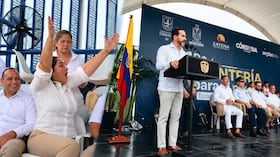Ivis Marzola Redondo, alcaldesa de Puerto Escondido, reacciona con alegría ante el anuncio del presidente Abelardo de la Espriella de recursos para su municipio.