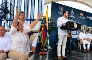 Ivis Marzola Redondo, alcaldesa de Puerto Escondido, reacciona con alegría ante el anuncio del presidente Abelardo de la Espriella de recursos para su municipio.