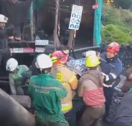 Momento en el que uno de los mineros es sacado