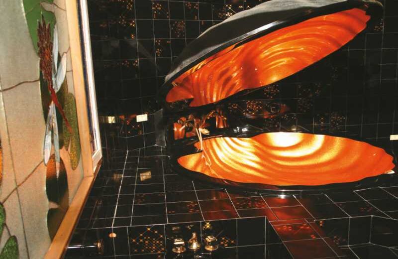 Mansión Montecasino:  La ostentosa casa de los hermanos Castaño en Medellín fue el centro de operaciones del paramilitarismo. Tras ser sede de Telemedellín, desde 2015 es una oficina de reparación de víctimas.