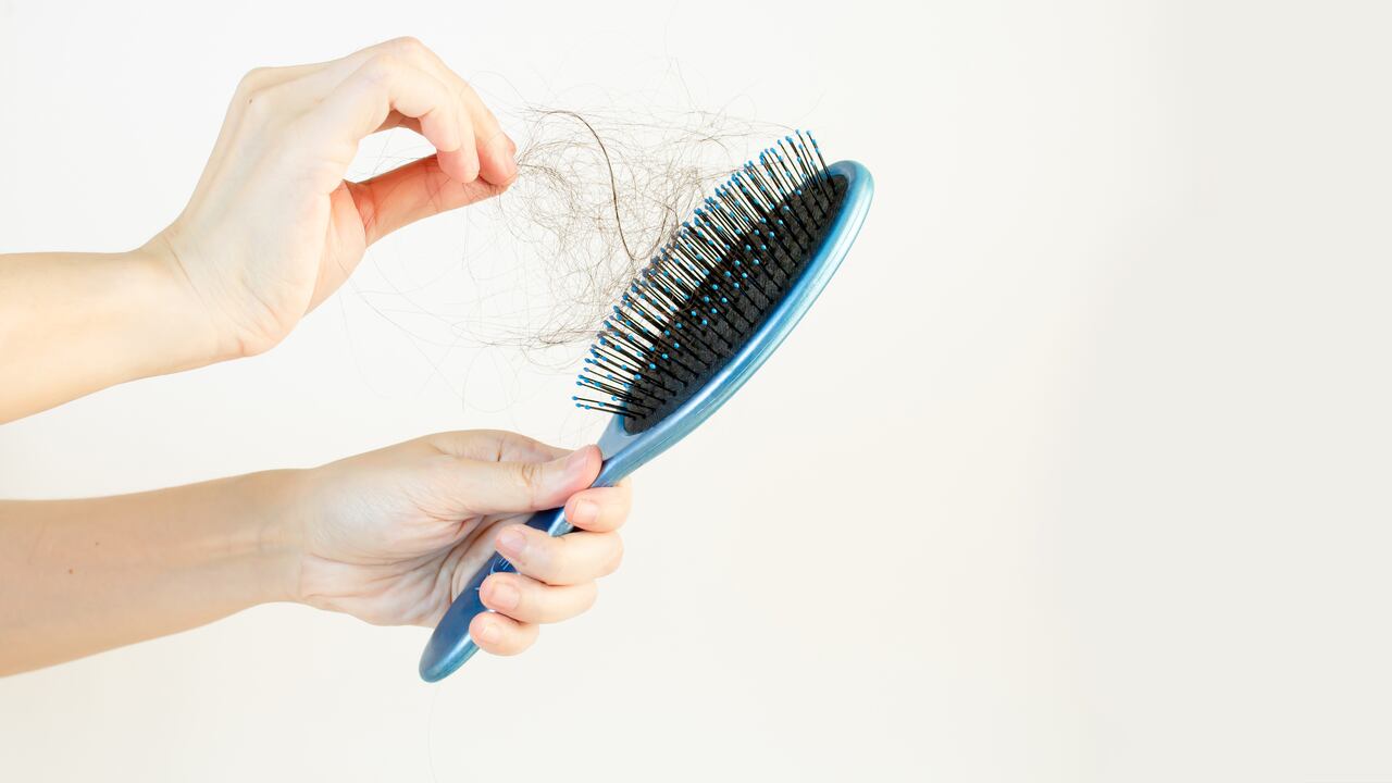 El cabello puede perder la fuerza y vitalidad por varios motivos.