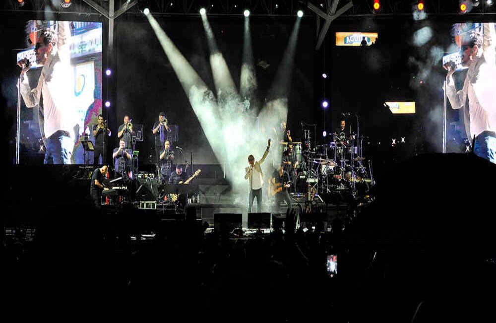 Marc Anthony canta en medio de un fuerte aguacero y al amanecer del domingo 29 de abril de 2017, en el Parque de la Leyenda Vallenata en Valledupar, durante el 50 Festival de la Leyenda Vallenata que al celebrarse el medio siglo de su creación rinde homenaje a sus fundadores Consuelo Araújo Noguera, Rafael Escalona y Alfonso López Michelsen. Foto: Carlos Julio Martínez / Enviado Especial de Semana 