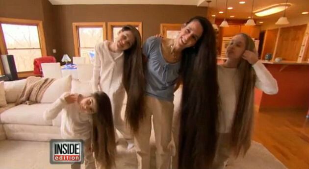 
Constantemente realizan una especie de ritual en el que forman una fila y cada una va trenzando el cabello de la otra. 