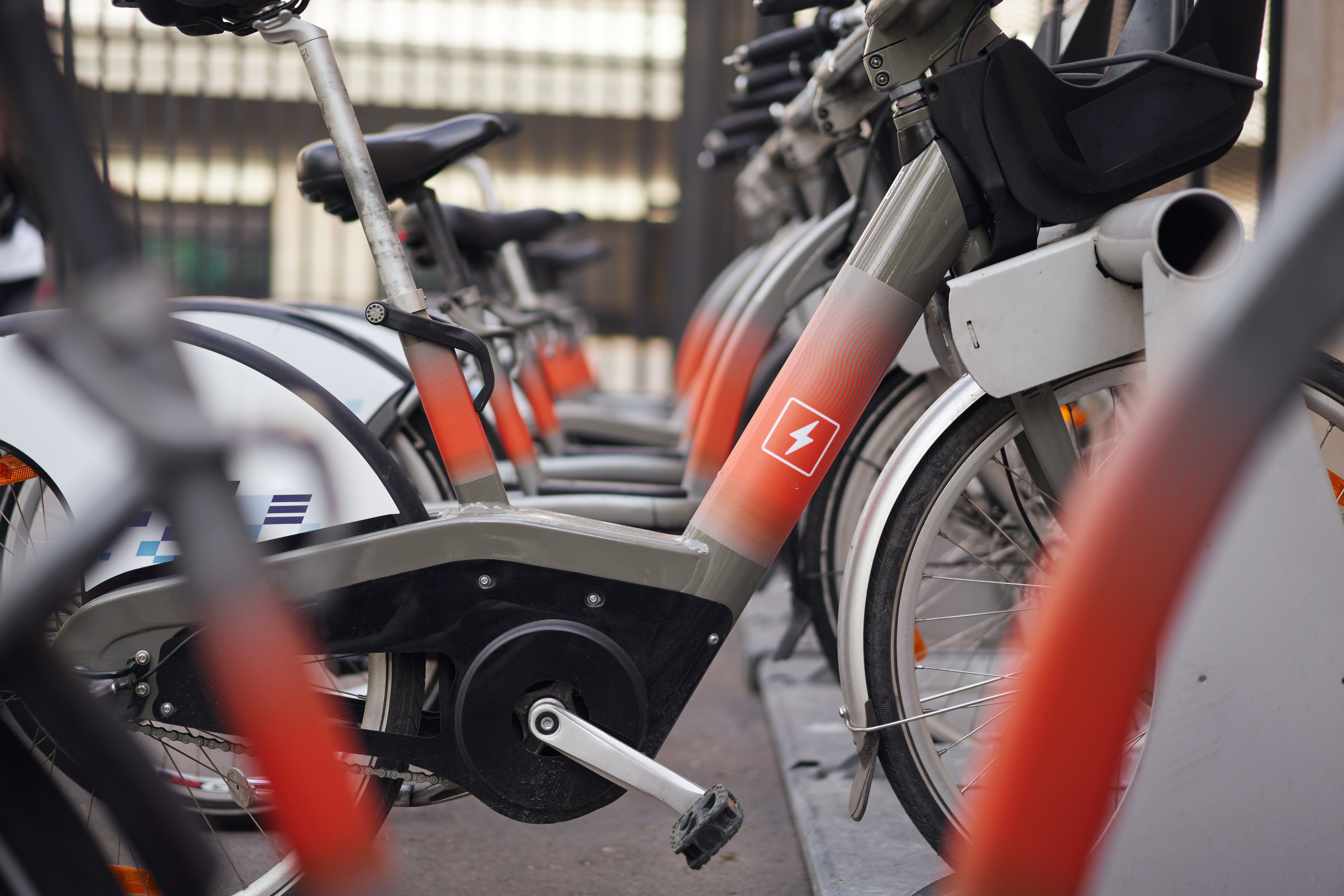 Las bicicletas eléctricas requieren especial precaución en superficies mojadas o irregulares.