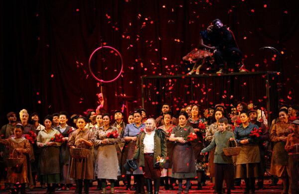 A partir de este equívoco y de una acrobacia escénica que pone al payaso de la pista de circo en el trono, se realizará un viaje entre los abismos de la identidad de los personajes y sus profundas contradicciones.