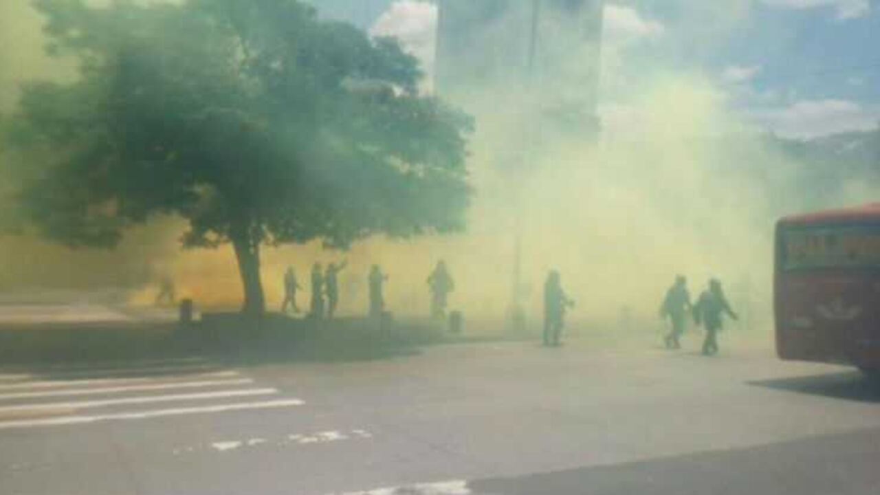 Una nube amarilla se posó sobre los manifestantes, quienes en medio del caos comenzaron a correr