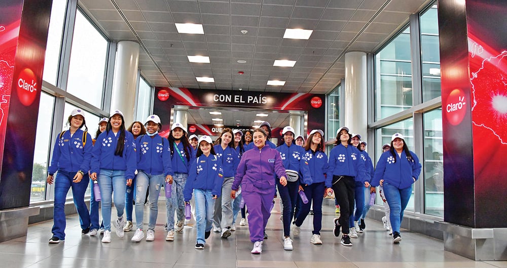 Nadia Sánchez, CEO de la Fundación She Is, junto a un grupo de jóvenes colombianas con las que viajó a la Nasa como parte del programa para fortalecer habilidades STEM. 