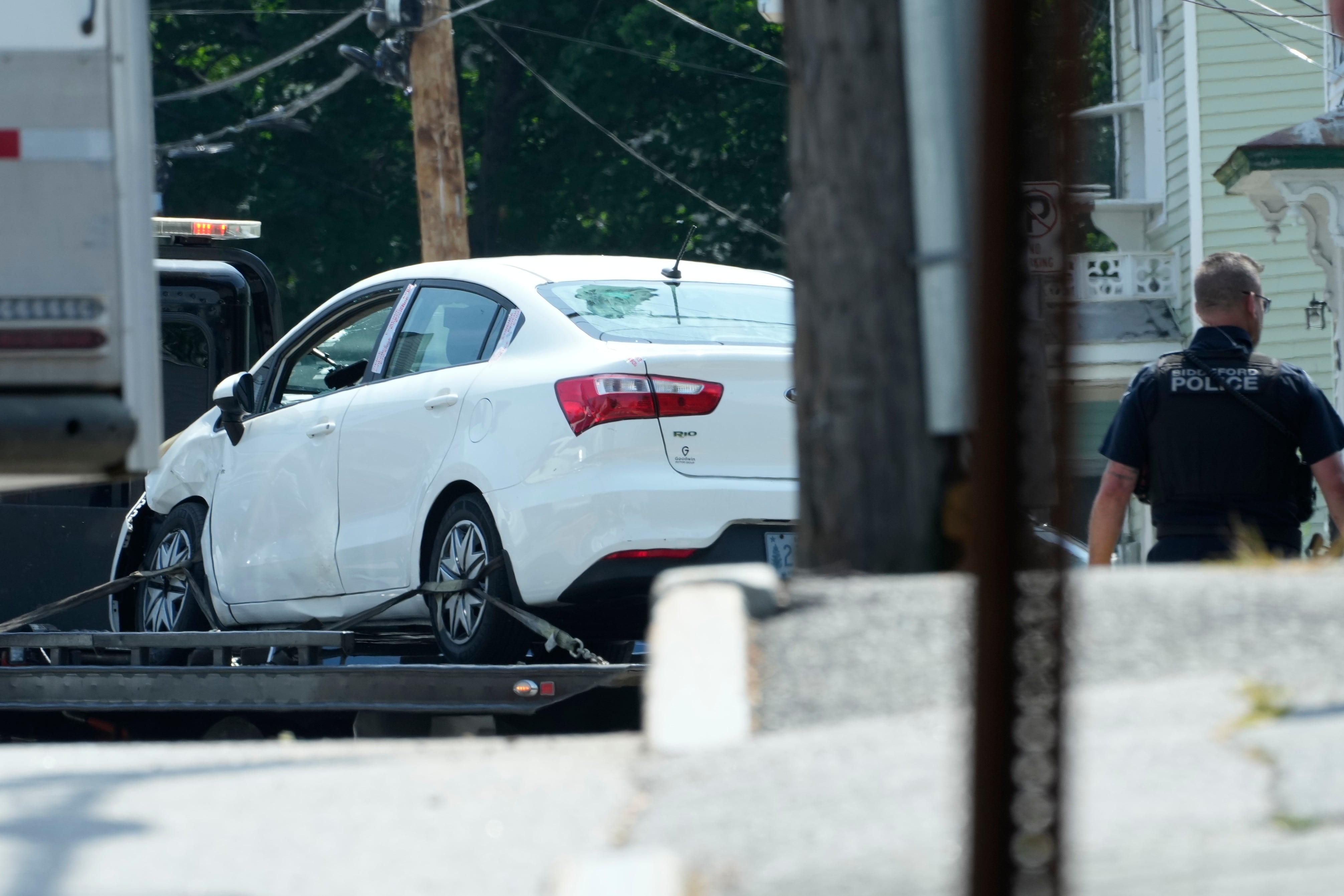 Un vehículo con una ventana dañada es trasladado desde el lugar de un tiroteo en el que participó el Servicio de Inmigración y Control de Aduanas de Estados Unidos en Biddeford, Maine.