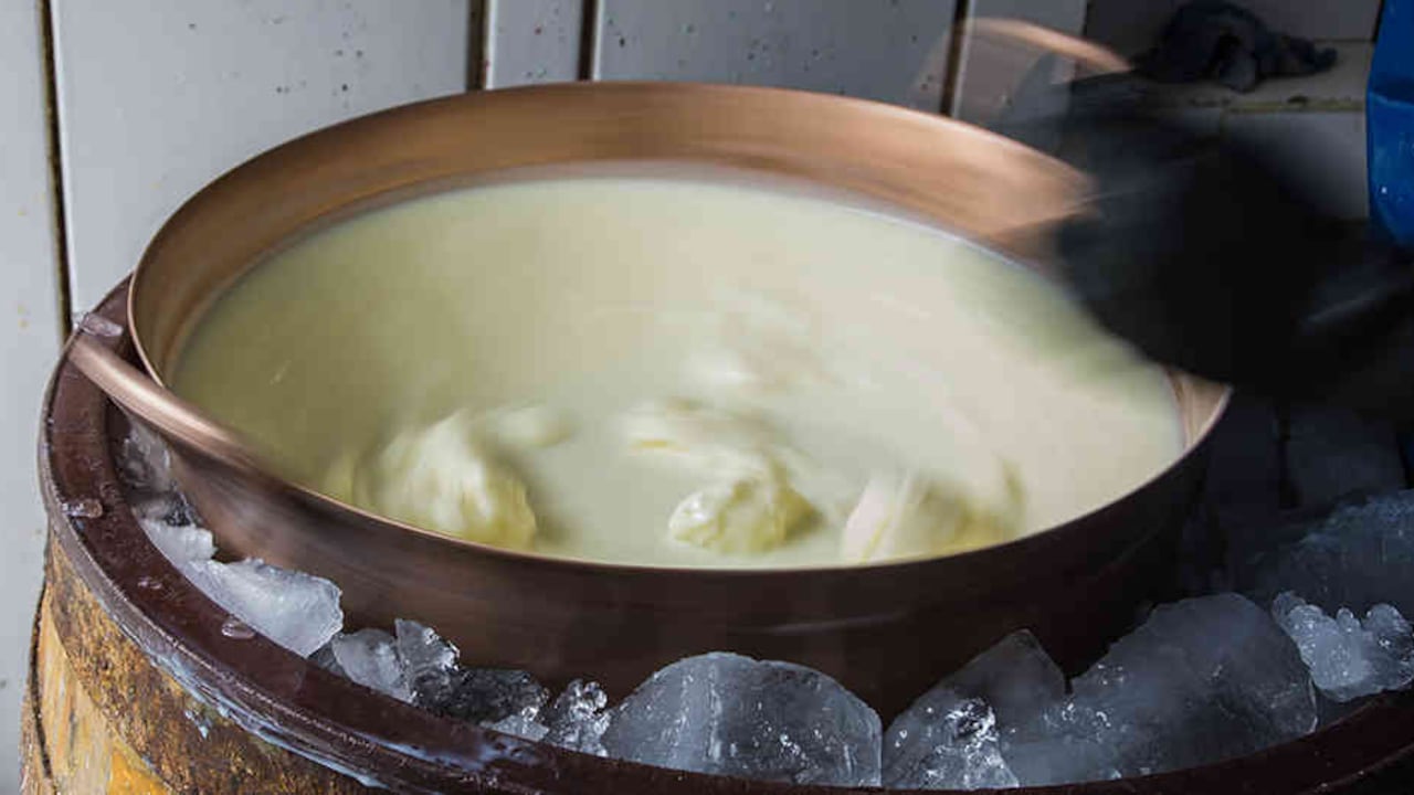 En una vasija metálica redonda y poco profunda se prepara el helado de paila.