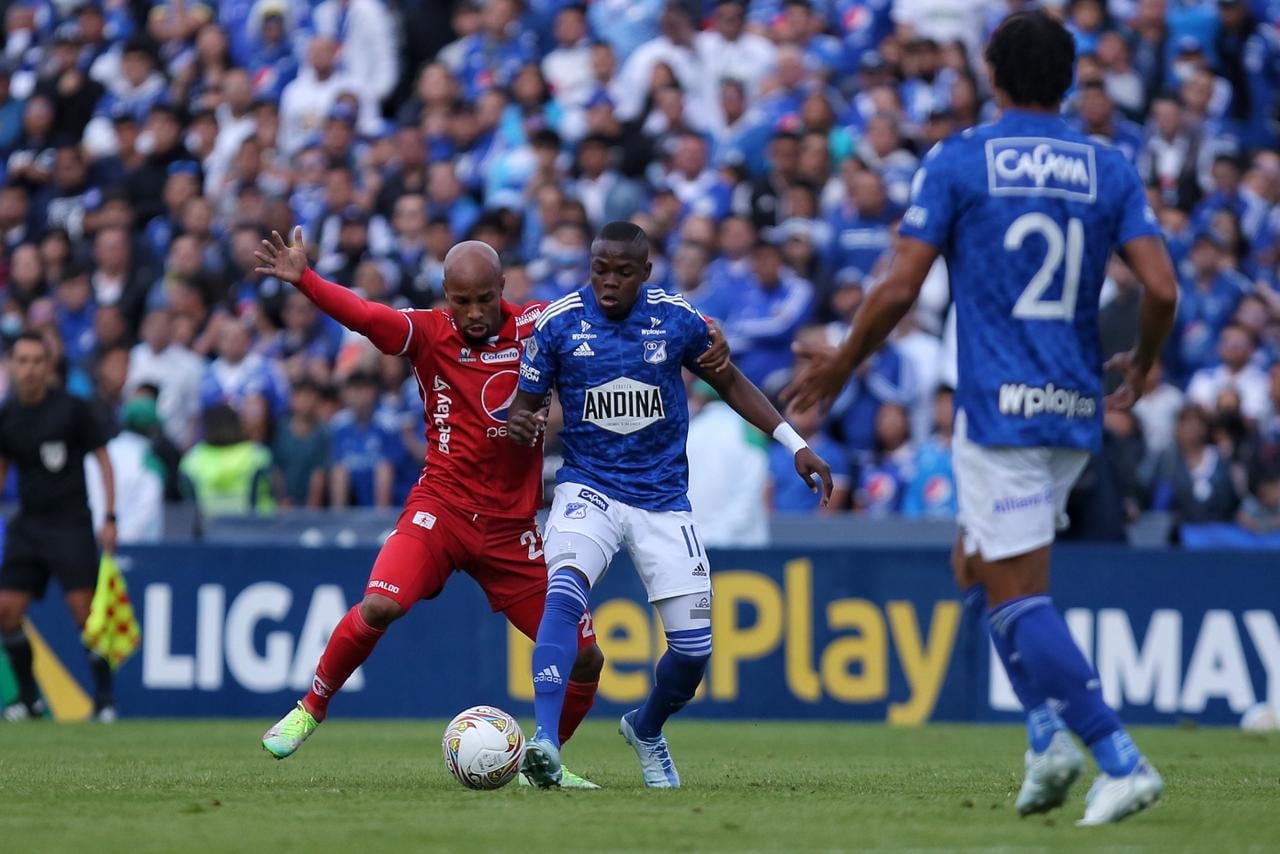 Imagen del duelo entre Millonarios y América de Cali en el estadio El Campín.
