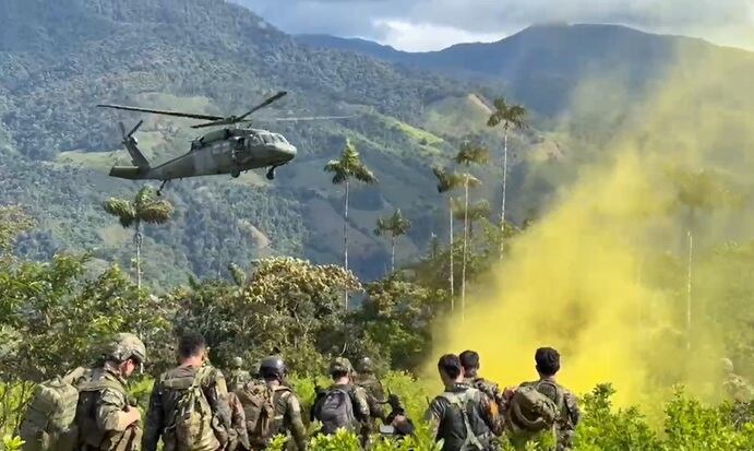 Los militares y policías fueron evacuados de la vereda Honduras, El Tambo, tras permanecer por varias horas rodeados por los campesinos del lugar.
