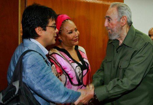 Fotografía cedida por el sitio oficial Cubadebate de la reunión sostenida entre el ex presidente cubano Fidel Castro y la senadora colombiana Piedad Córdoba, junto a su ayudante, Danilo Rueda, en La Habana (Cuba). 