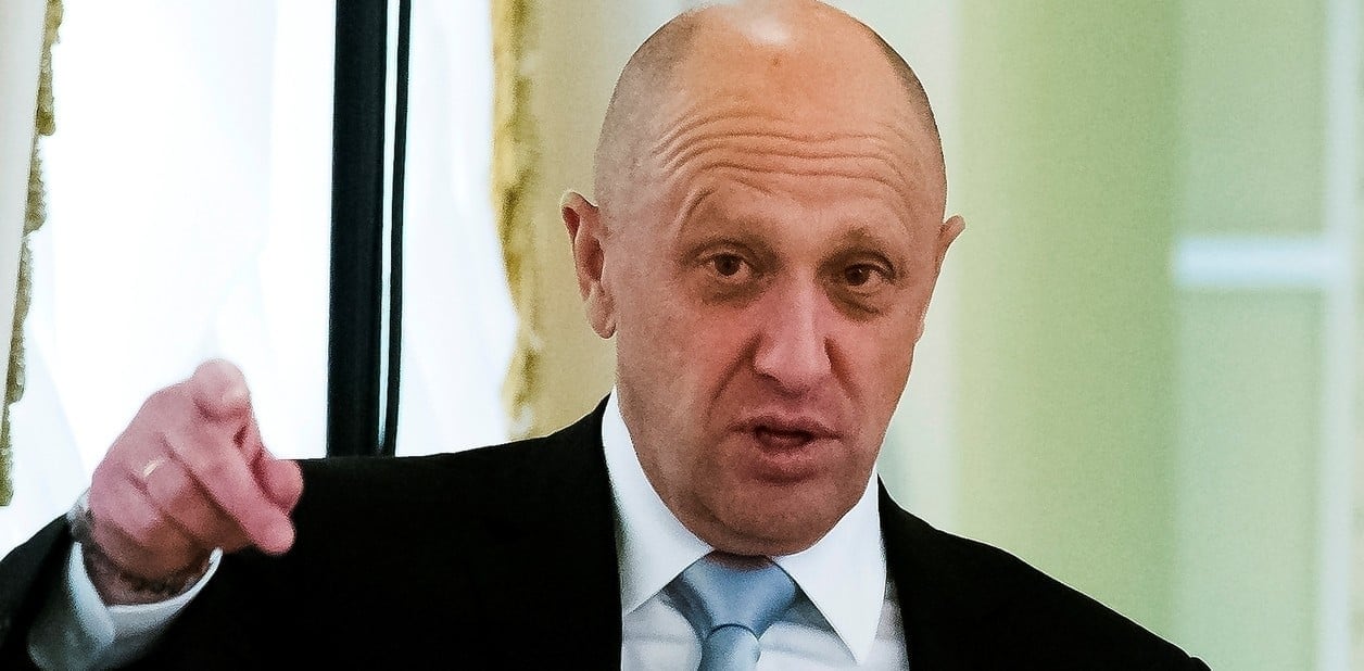 Yevgueny Prigozhin, jefe del grupo paramilitar ruso Wagner. Este lunes apareció este lunes a bordo de lo que describió como un bombardero Su-24 que regresaba de atacar Bajmut, epicentro de los combates en el este de Ucrania.