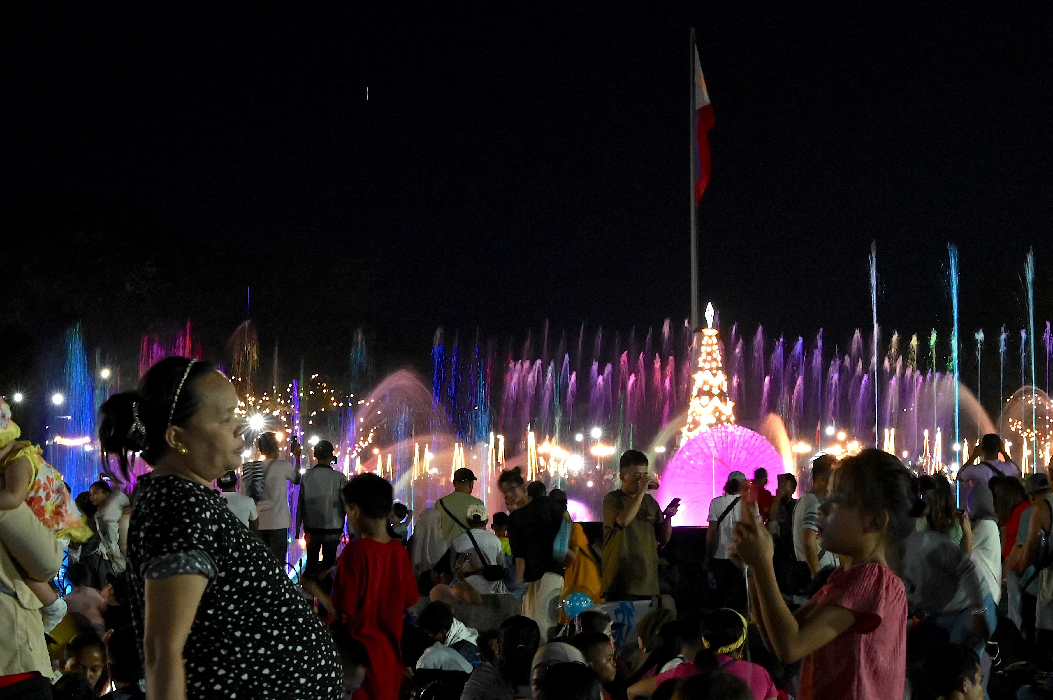 Los juerguistas dan la bienvenida al Año Nuevo en el Parque Rizal, en Manila, el 1 de enero de 2024.