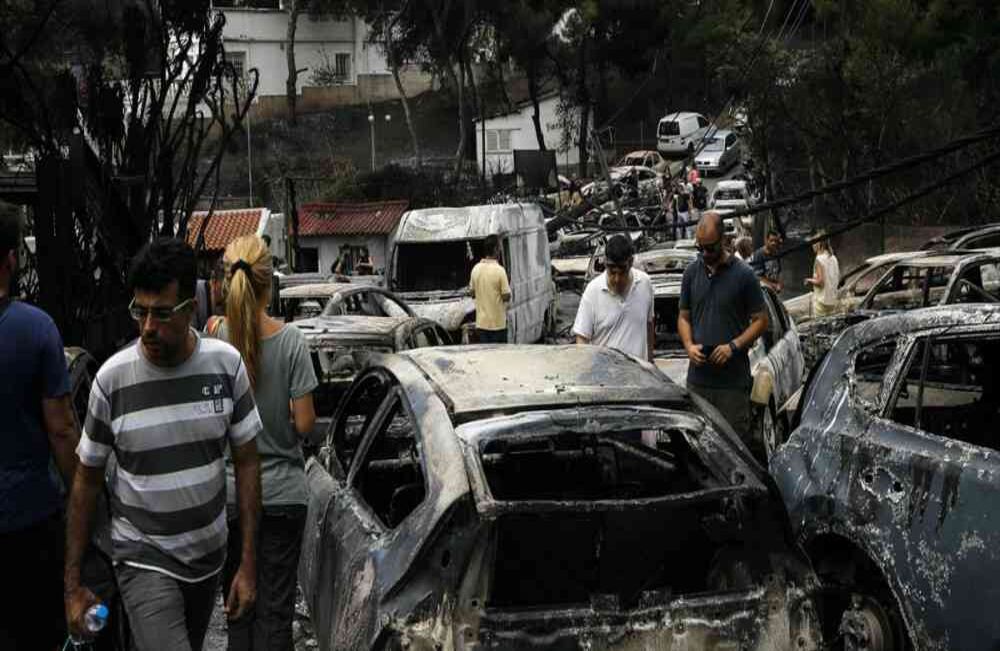 Cientos de personas, entre autoridades y voluntarios trabajan para socorrer a los damnificados. Foto: Agencial Anadolu