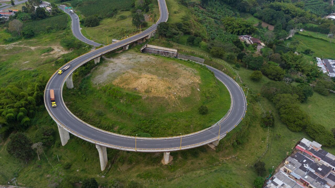La Cordillera Central la compone un complejo vial de 25 túneles, 31 puentes y 3 intercambiadores viales entre Calarcá y Cajamarca por 30 kilómetros de doble calzada.