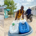 Este poblador de la isla se dedica a vender agua.
