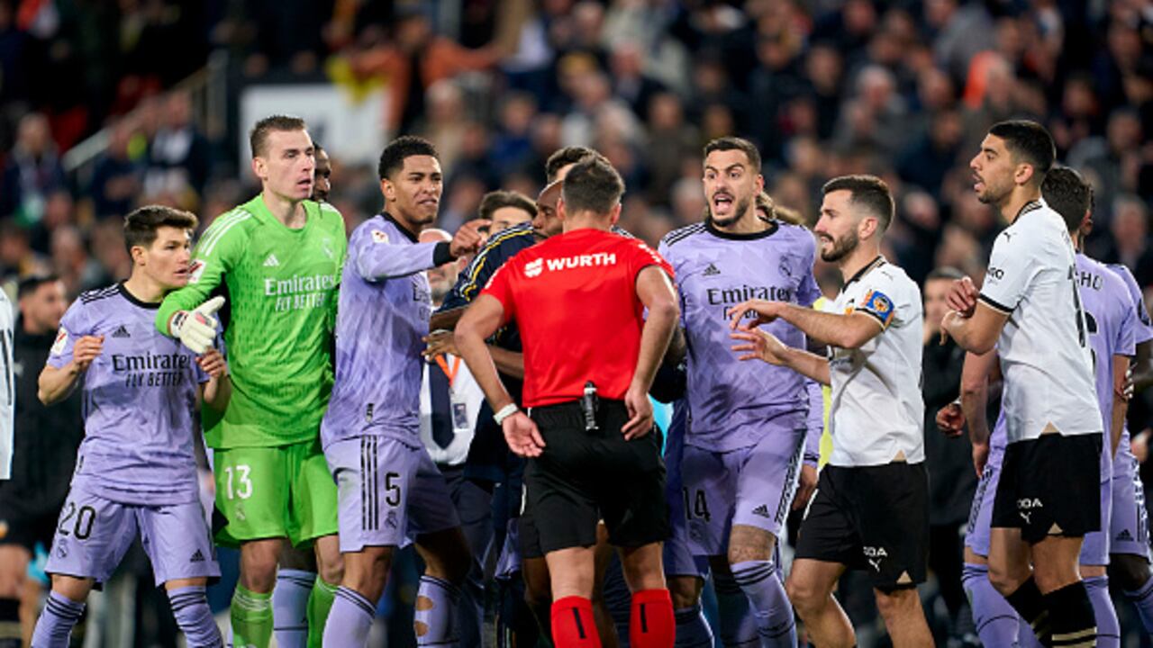 El reclamo de los jugadores del Madrid al árbitro tras el final del encuentro.