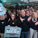 Los partidarios de la Unión Demócrata Cristiana (CDU) reaccionan después de que se anunciaran por televisión las primeras encuestas a boca de urna en las elecciones generales alemanas durante la velada electoral en Berlín el 23 de febrero de 2025.