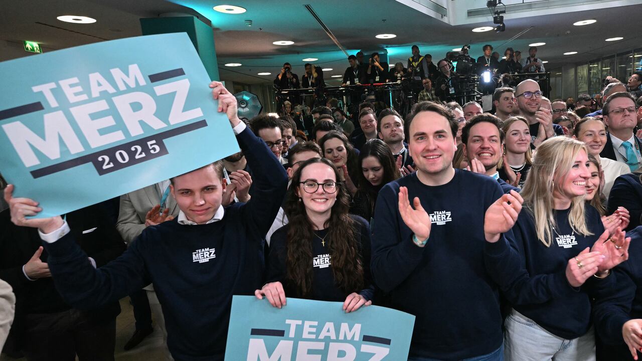 Los partidarios de la Unión Demócrata Cristiana (CDU) reaccionan después de que se anunciaran por televisión las primeras encuestas a boca de urna en las elecciones generales alemanas durante la velada electoral en Berlín el 23 de febrero de 2025.