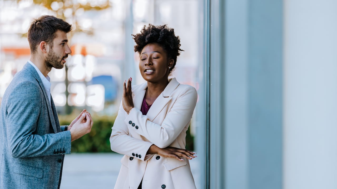Esta conducta, muy desconcertante, tiene profundas raíces en la psicología, y suele entrelazarse con la percepción de superioridad o ego inflado